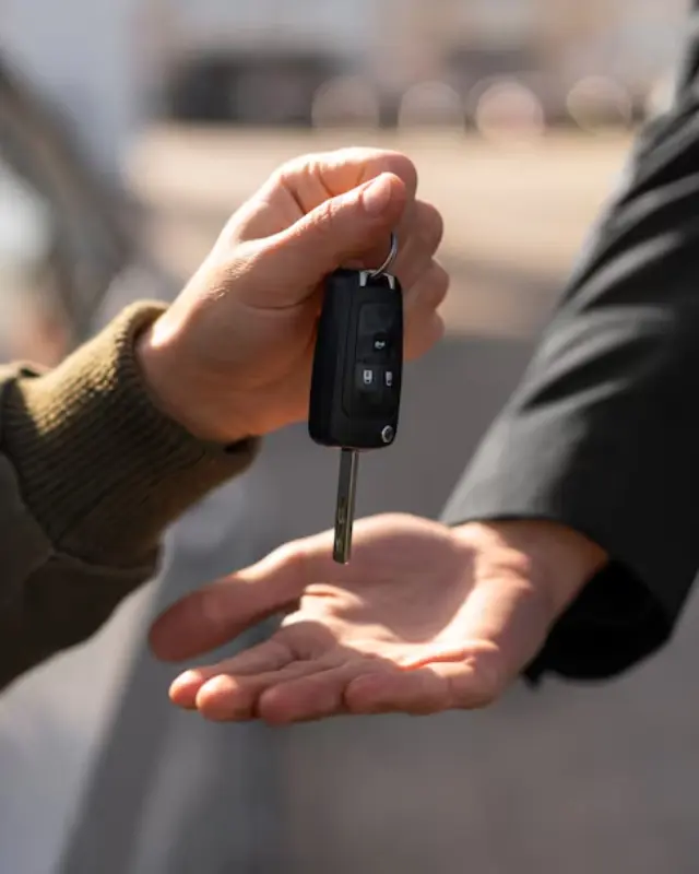 Autoschlüssel und Fahrzeugübergabe bei einer Vermietung