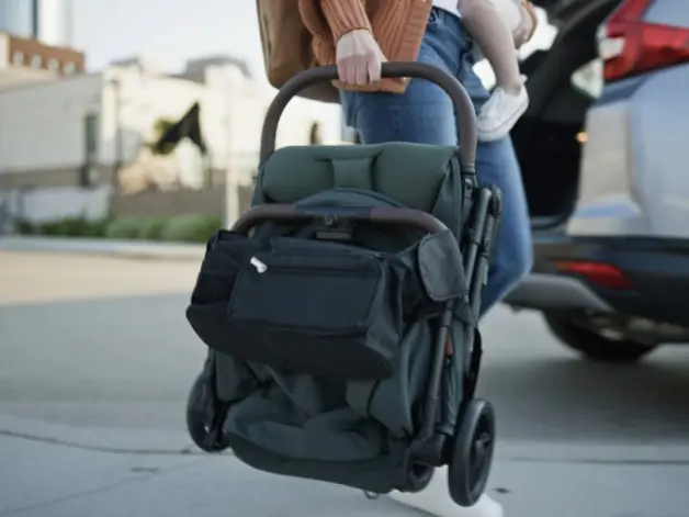 Vier Personen, drei Taschen, ein Kinderwagen: Platz ist eine Rechengröße